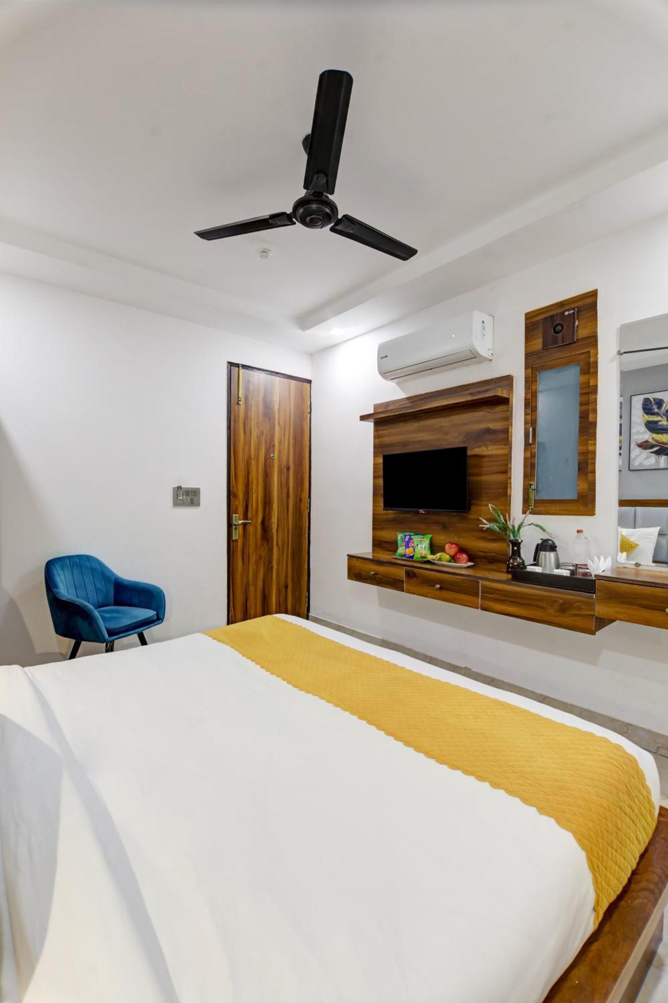 Status By Hotel The Emporio Газиабад Экстерьер фото
